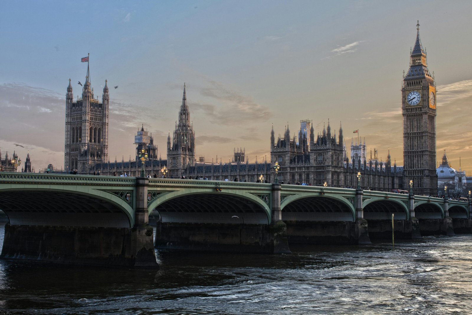 UK could cut visas for countries that refuse to accept returns