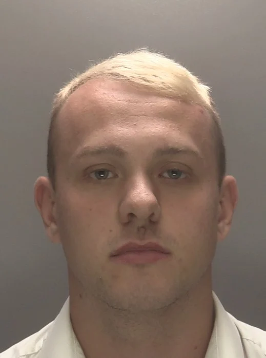 Prison officer jailed for smuggling phones and drugs
